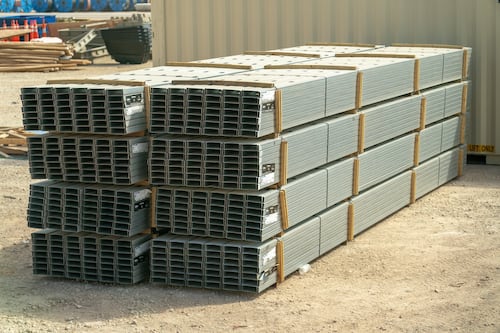 Analiza EU ajustes a implementación de aranceles al acero