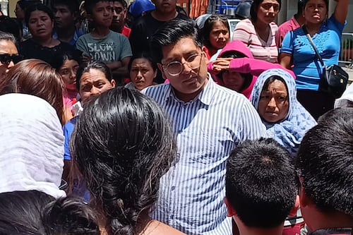 Retienen a funcionarios del Gobierno de Oaxaca en zócalo estatal; habitantes exigen mesa de diálogo