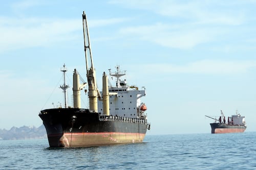 Trump intenta frenar crisis energética: EU autoriza venta de crudo iraní para bajar precio de la gasolina