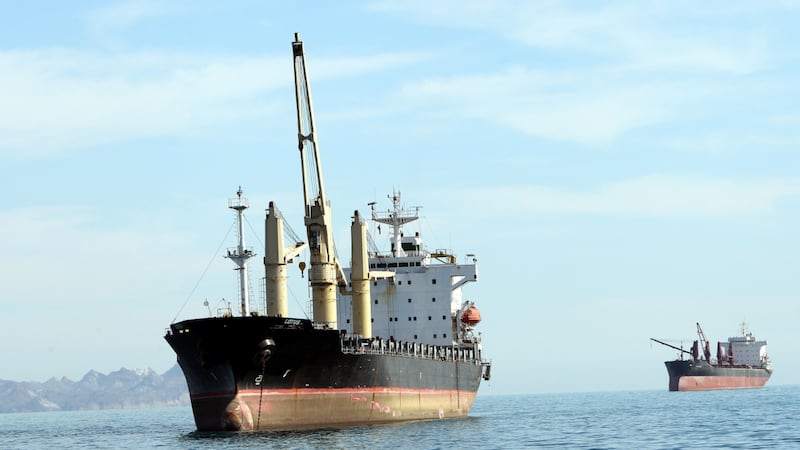 Trump intenta frenar crisis energética: EU autoriza venta de crudo iraní para bajar precio de la gasolina