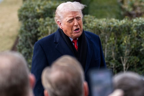 (VIDEO) Trump justifica moretón en mano izquierda tras Junta de Paz en Davos: ‘Me golpeé con la mesa’