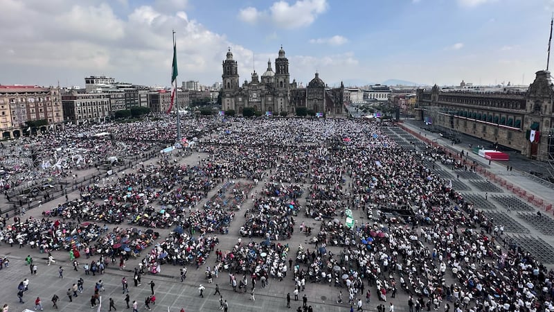 Madres buscadoras quedan aisladas del Zócalo de AMLO: Vallas dividen el escenario del informe y la protesta