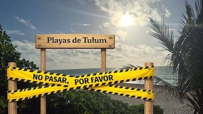 Las playas de Tulum presentan un problema de accesibilidad derivado de diferentes razones. (Foto: Ricardo Díaz/ChatGPT)
