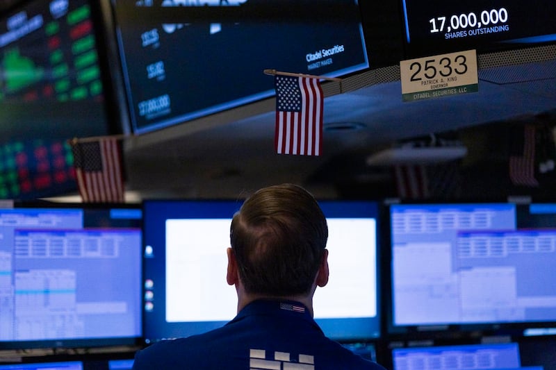 Wall Street ‘amanece’ con pérdidas pese a negociación de paz entre EU e Irán: Nasdaq y S&P 500 caen HOY