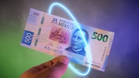 Peso ‘le sonríe’ al dólar ante la esperanza de una tregua en Irán: ¿Cómo cerró el tipo de cambio?