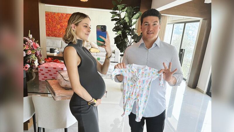 Samu-Elon presume que su hija trae ‘Tesla bajo el brazo’