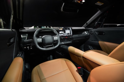 Interior del Hyundai Tucson 2028 con pantalla central de 17 pulgadas