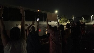 Familia de los cadetes que viajaban en el Buque Cuauhtémoc se encuentran en el puerto de Veracruz para recibirlos