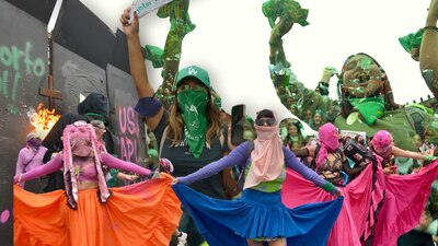 Cientos de mujeres se manifestaron a favor del aborto.