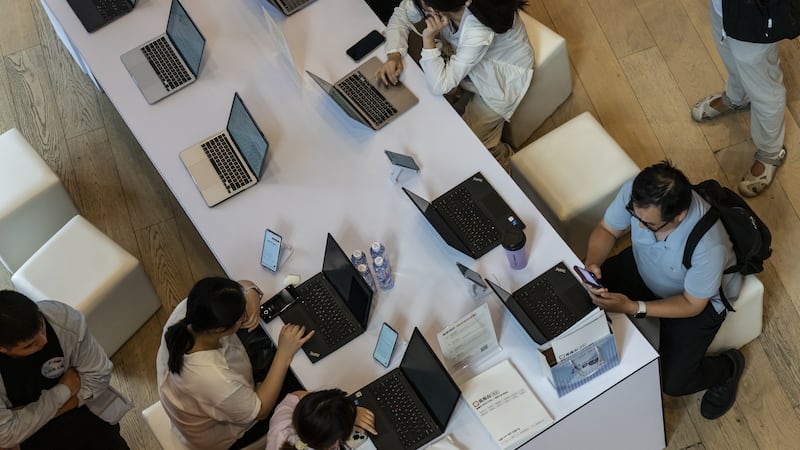 La gente comienza a amar la IA: mientras, las aulas y las empresas aún buscan cómo establecer una amistad con ella