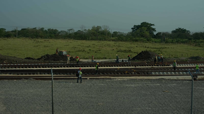 Se incendia depósito de diésel que abastece maquinaria del Tren Maya en Campeche