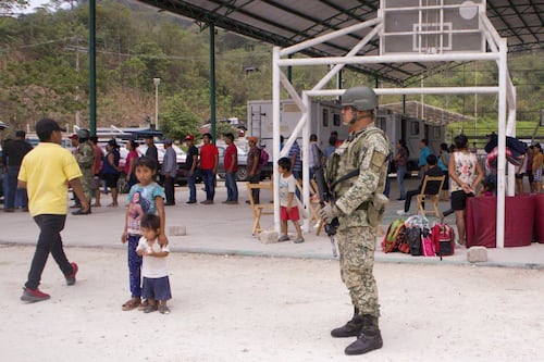 Gobierno autoritario con Estado débil