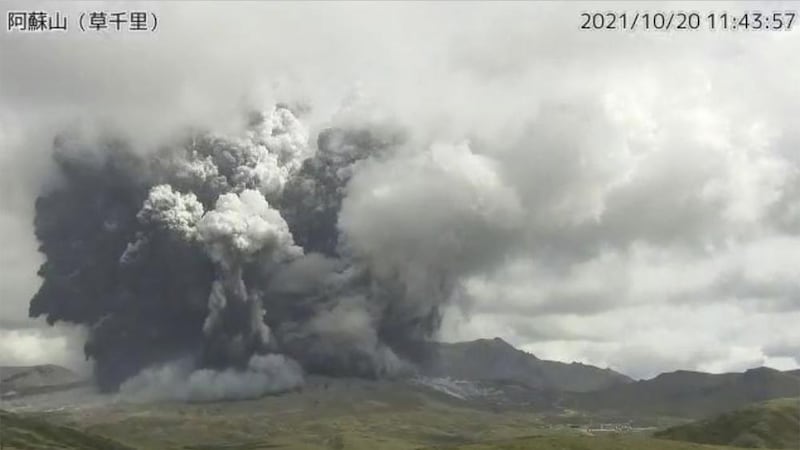 Volcán Monte Aso en Japón entra en erupción y genera enorme columna de humo
