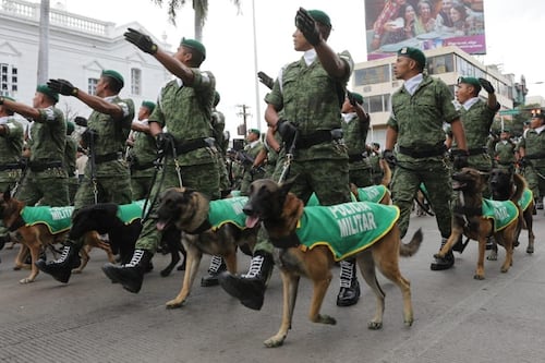 Desfila policía militar en Culiacán; reforzarán seguridad