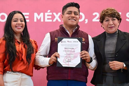 Gobierno de Delfina Gómez entrega 323 mil becas, de primaria a universidad, en tres años