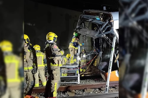 Nueva tragedia en España: Un muerto y 4 heridos graves tras caer un muro sobre un tren en Barcelona