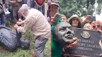 VIDEO: Decapitan estatua de Felipe Calderón en medio de protesta de extrabajadores de Luz y Fuerza