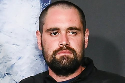 Encadenado y con uniforme anti suicidio: Así compareció Nick Reiner por asesinato de sus padres