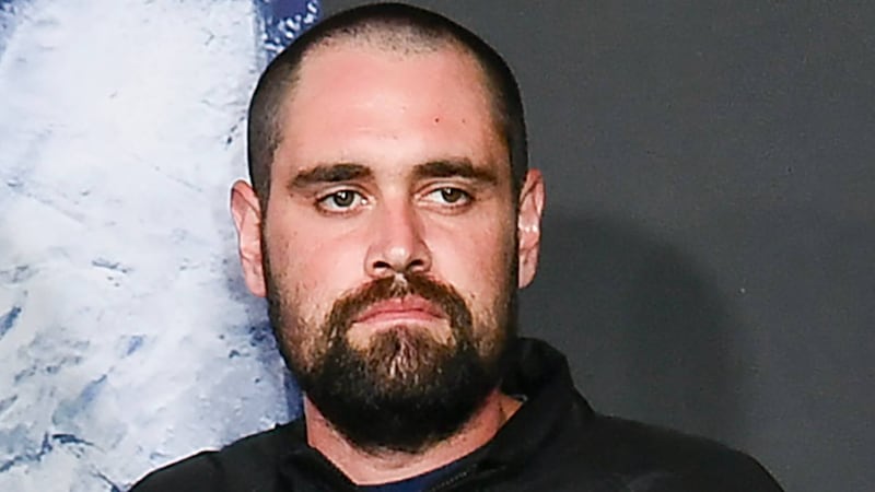 Encadenado y con uniforme anti suicidio: Así compareció Nick Reiner por asesinato de sus padres