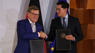 El canciller alemán Johann Wadephul y Roberto Velasco, secretario de Relaciones Exteriores, firmaron el acuerdo de cooperación entre ambos países.
(Foto: GALO CAÑAS/CUARTOSCURO)