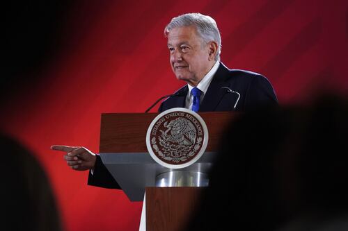 AMLO acusa a los reguladores; son contrapeso, reviran
