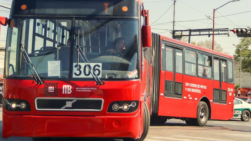 ¿Otra vez tú, Metrobús? Chofer atropella a mujer en estación Ciudad de los Deportes