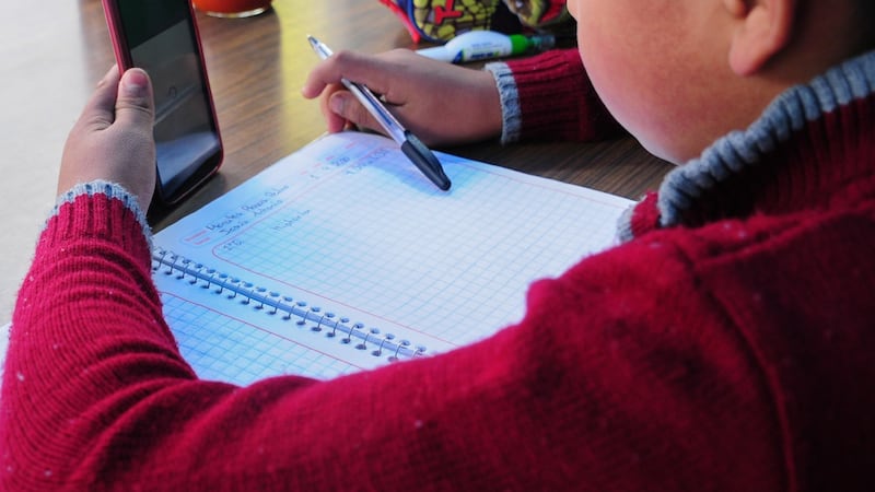 ¿Quiénes y en qué momento podrán usar el celular en la escuela? Estas son las normas de la SEP