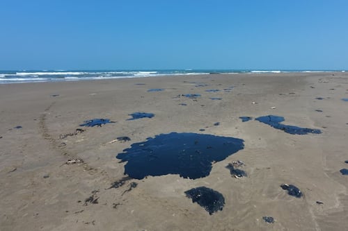 ‘No se quita’: Veracruzano acusa que su nieta entró al Río Papaloapan y salió ‘cubierta’ de hidrocarburo