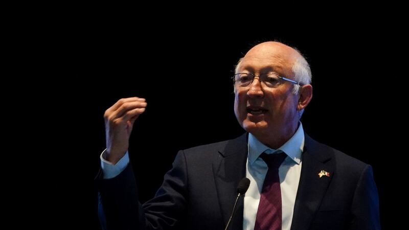 Ken Salazar advierte: Ley Eléctrica ‘probablemente’ abrirá litigios con EU