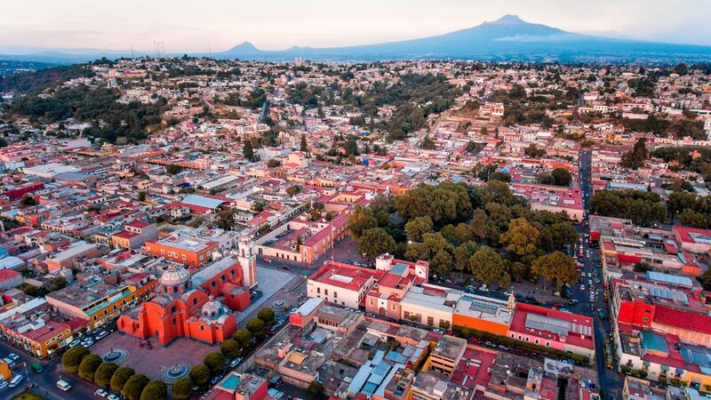 Separan de su cargo a la presidenta del DIF en Tlaxcala que aventó agua con chile a otra mujer
