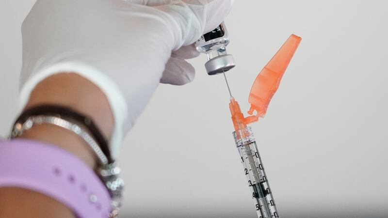 Y a todo esto, ¿quiénes pueden ponerse tercera dosis vs. COVID?