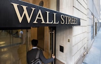 Wall Street cierra en números rojos por temores sobre la IA; BMV gana 0.46%