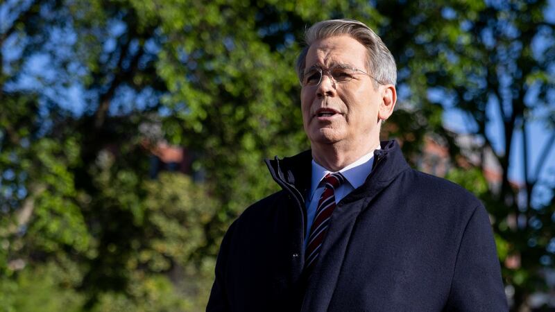 China debe ‘bajar la tensión’ de la guerra comercial con EU, apunta el Tesoro