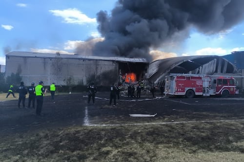 (VIDEO) Jet privado que venía de Acapulco se desploma cerca del Aeropuerto de Toluca; hay 10 muertos