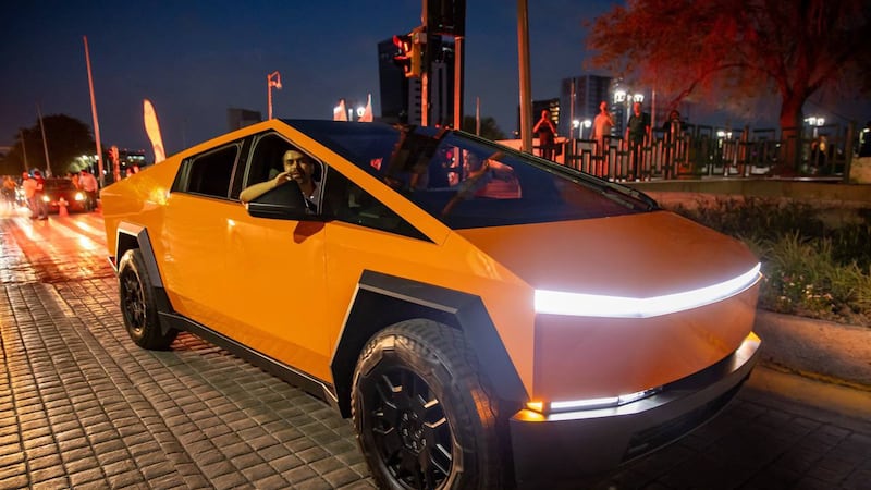 Están de estreno: Entrega Tesla los primeros CyberTrucks en México y presenta versión económica