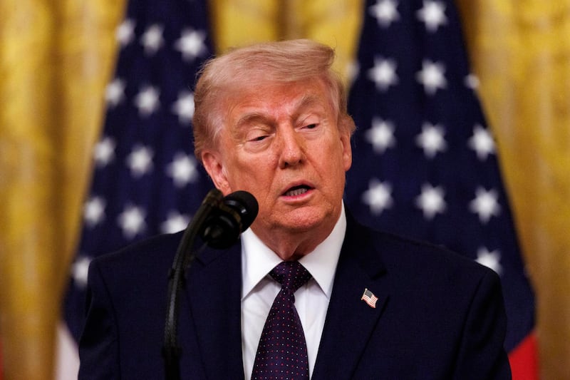 Trump firma orden que permitirá al Gobierno de EU probar modelos de IA antes de su lanzamiento