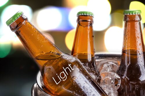 Échate esa ‘chelita’ sin culpa: ¿Qué debe tener (o no) una cerveza para ser light?