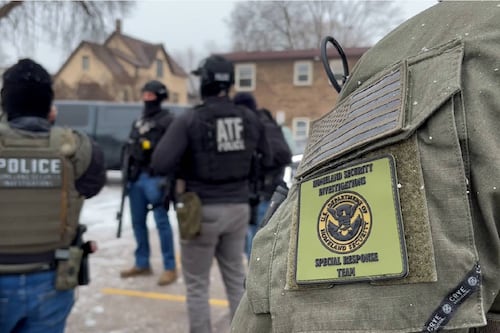 Trump planea usar ‘cazarrecompensas’ para cobrar multas a migrantes deportados, incluidos mexicanos