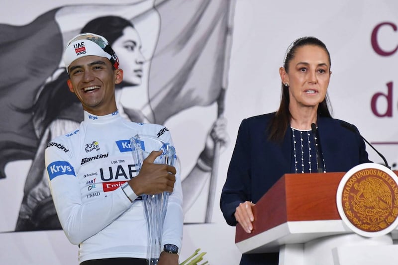 ‘Inspiras a todo un país’: Sheinbaum felicita a Isaac del Toro por podio en el Tour de Francia
