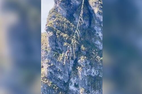 ¿Miedo a las alturas? Captan a joven cruzando el Cerro de la Silla sobre la cuerda floja