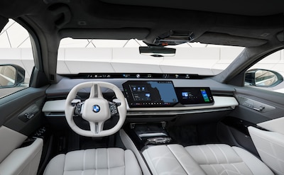 Interior del BMW Serie 7 2026 con pantalla de poste A a poste A
