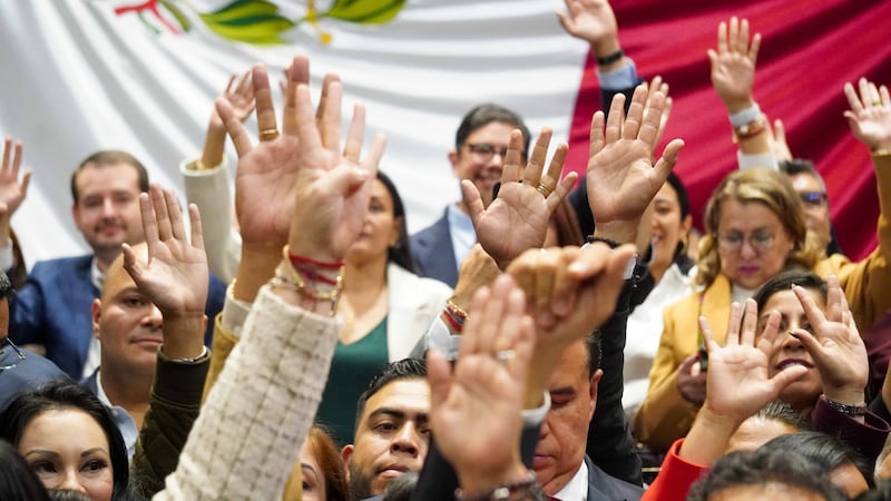 Choque entre PT y Morena estanca la votación de aranceles de México a China
