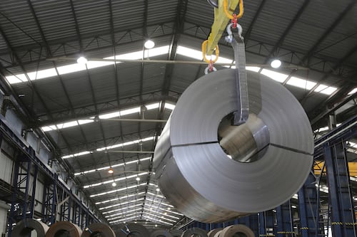 Petróleo, gasolinas y ahora el aluminio: Ataques de Irán amenazan con niveles récord en precio del metal