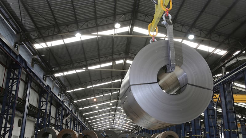 Petróleo, gasolinas y ahora el aluminio: Ataques de Irán amenazan con niveles récord en precio del metal