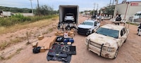 Aseguran tráiler cargado con arsenal y vehículos en Sonora