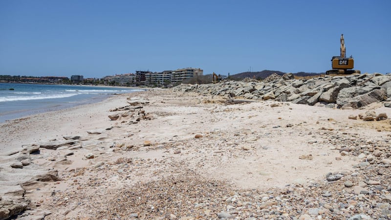 Activistas que protestaron contra proyecto en Playa Las Cocinas enfrentan 4 órdenes de aprehensión