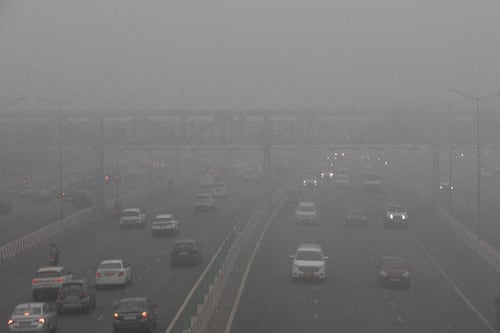 Contaminación ‘paraliza’ a Nueva Delhi: Suspenden más de 100 vuelos por nube tóxica que reduce visibilidad