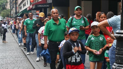 Ciberdelincuentes aprovechan el Mundial 2026 para difundir falsas ofertas de empleo por SMS y engañar a usuarios con promesas de pagos de hasta 3 mil pesos por media jornada. (Foto: CAMILA AYALA BENABIB / CUARTOSCURO)