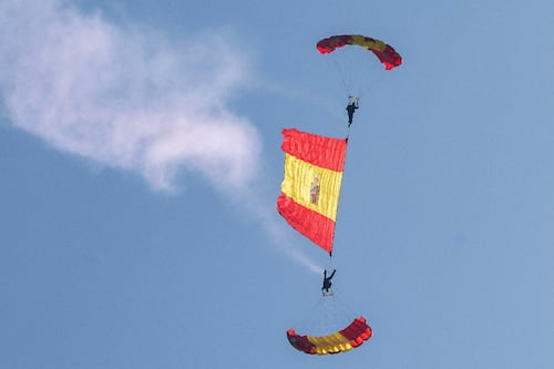 Se les chispoteó: Bandera de España cae durante festejo del Día de las Fuerzas Armadas
