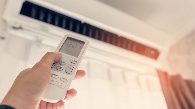 Dormir sin sudar, ¿pero a qué costo? Pago de luz por uso de ventilador y aire acondicionado